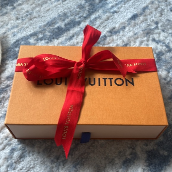 Authentic lv twist lock wallet - Picture 12 of 12